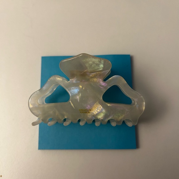 Accessories - Pearly White Hair Clip